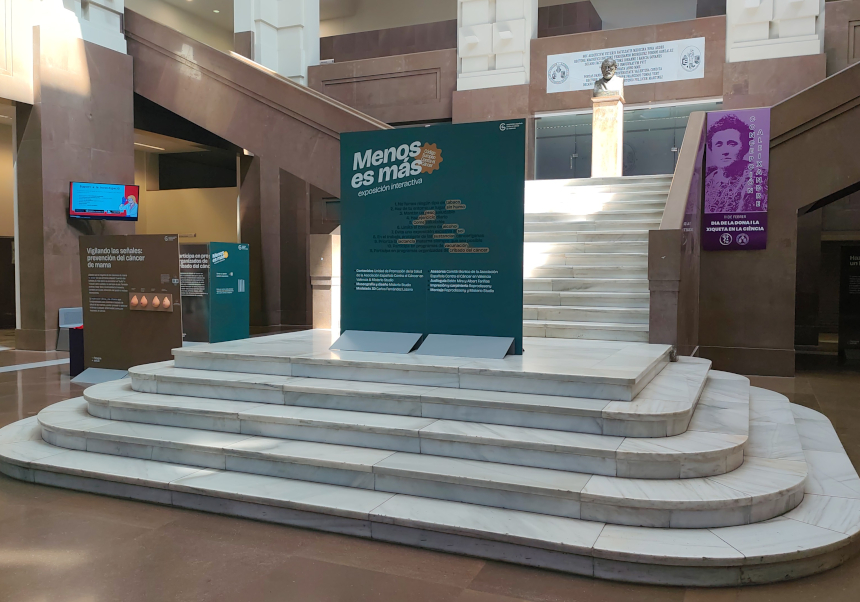 Exposició sobre prevenció de càncer a la Facultat de Medicina i Odontologia.